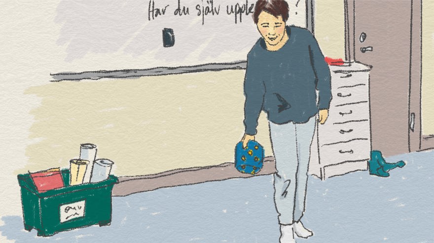 En elev står i ett klassrum för vitatavlan