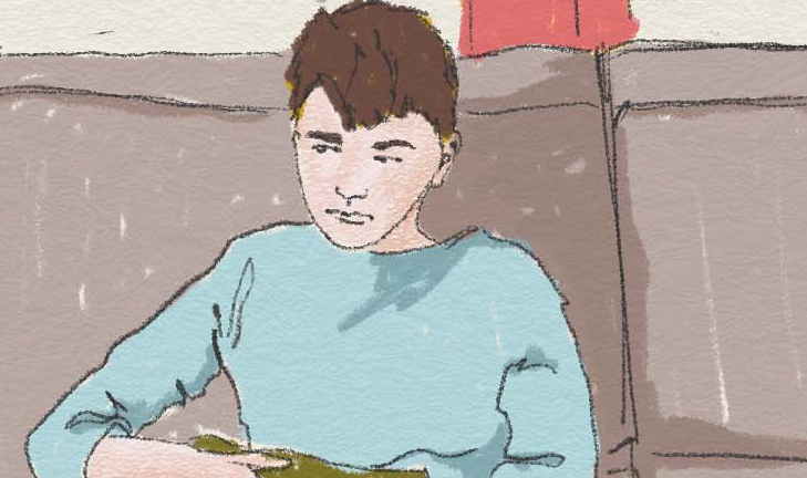 Ung pojke sitter i en soffa och ser nedstämd ut