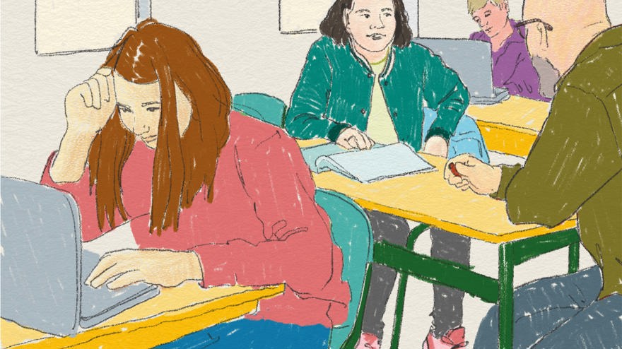 Elever i klassrum som får hjälp av en lärare