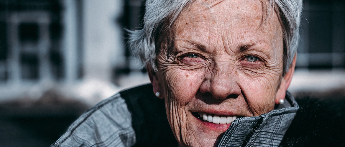 Äldre kvinna som tittar fram