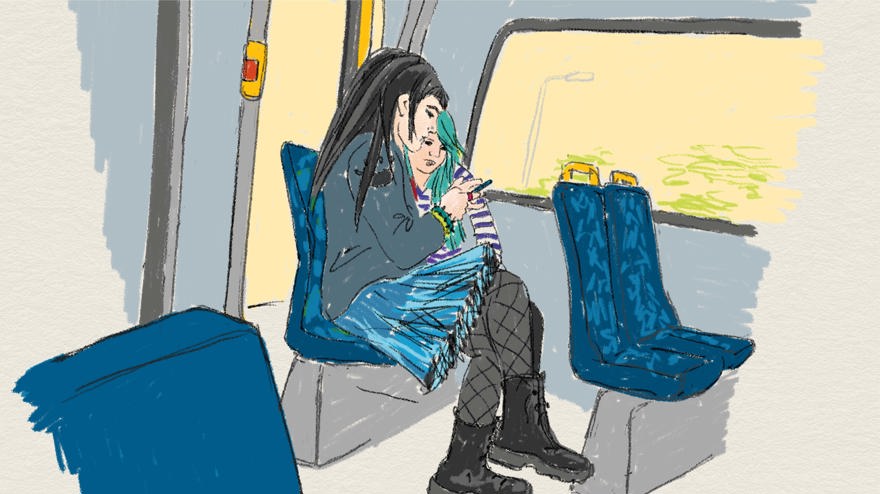Två ungdomar tittar på en telefon på bussen