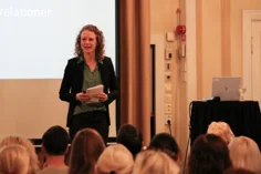 Kvinna presenterar