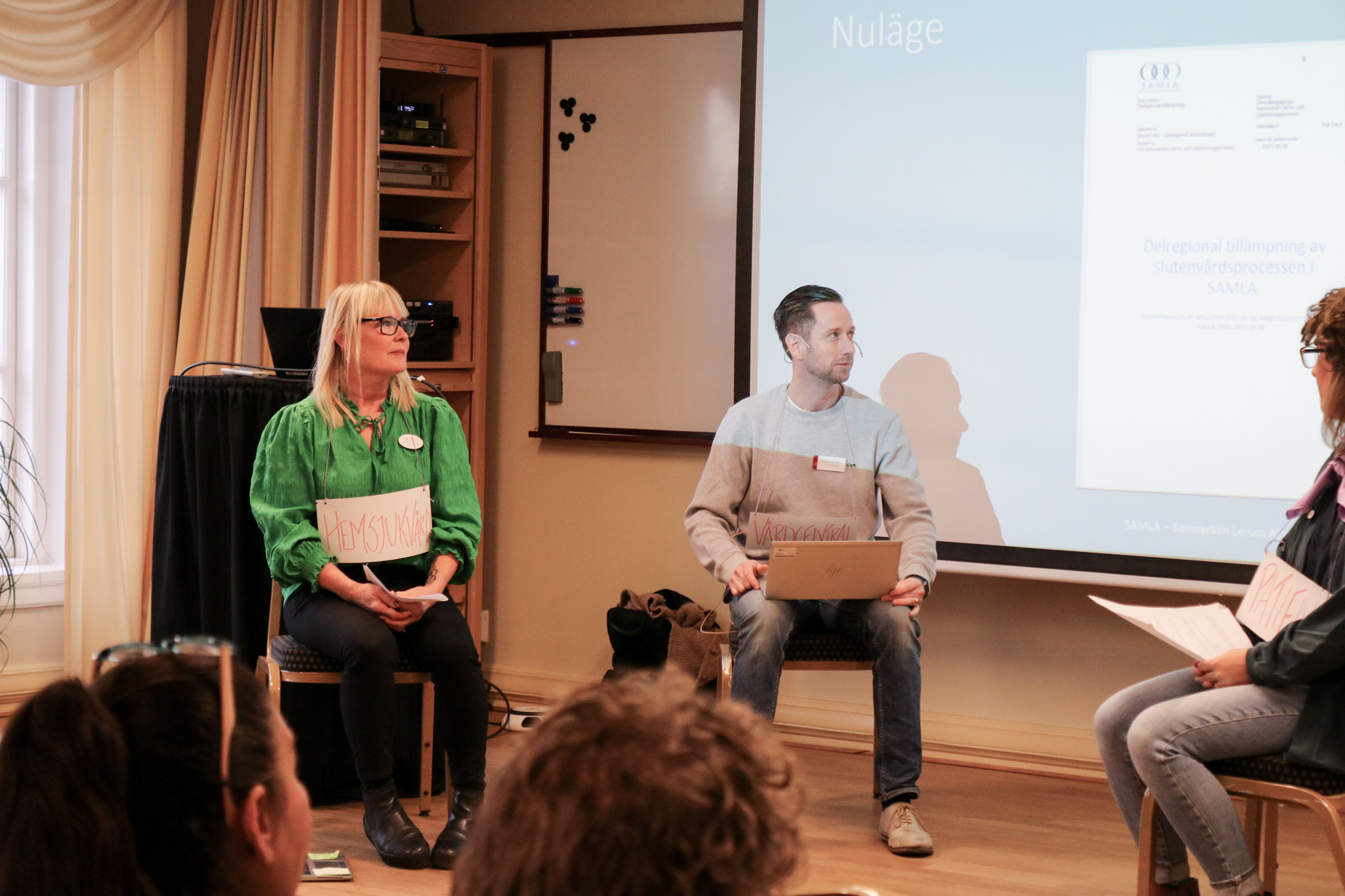 Sittande talare mindre rum