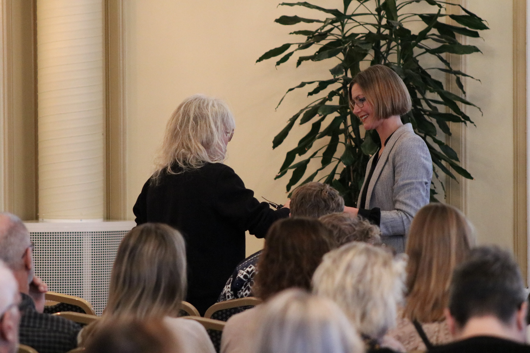 Kvinna tackas efter föreläsning