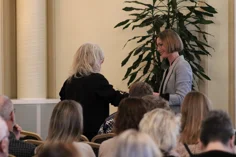 Kvinna tackas efter föreläsning
