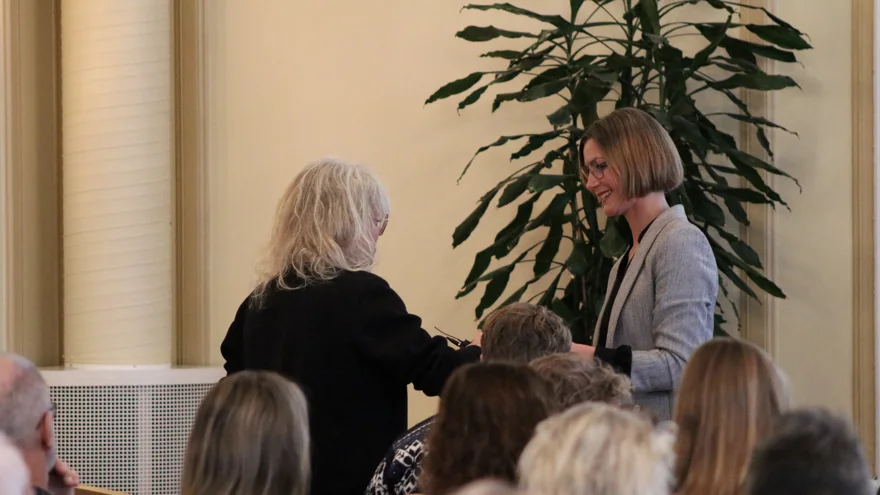 Kvinna tackas efter föreläsning