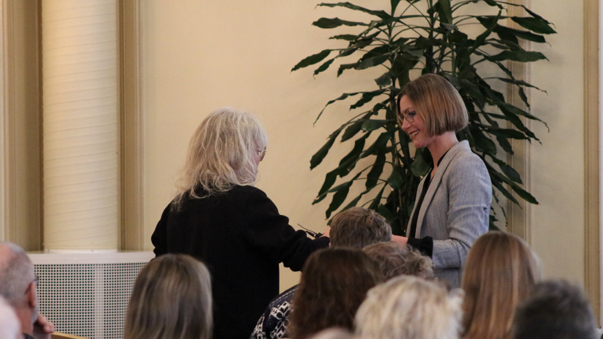 Kvinna tackas efter föreläsning