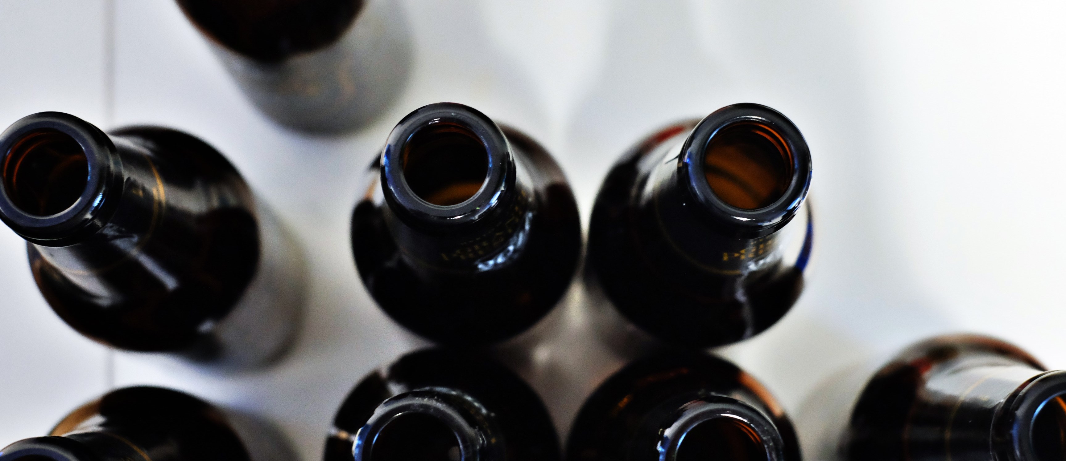 Bild på tomma flaskor