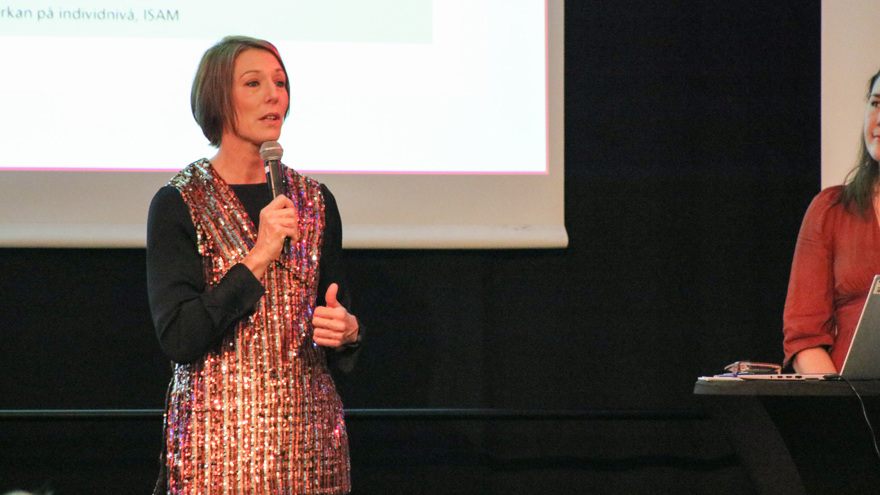 Babbs Ordförande talar på scen