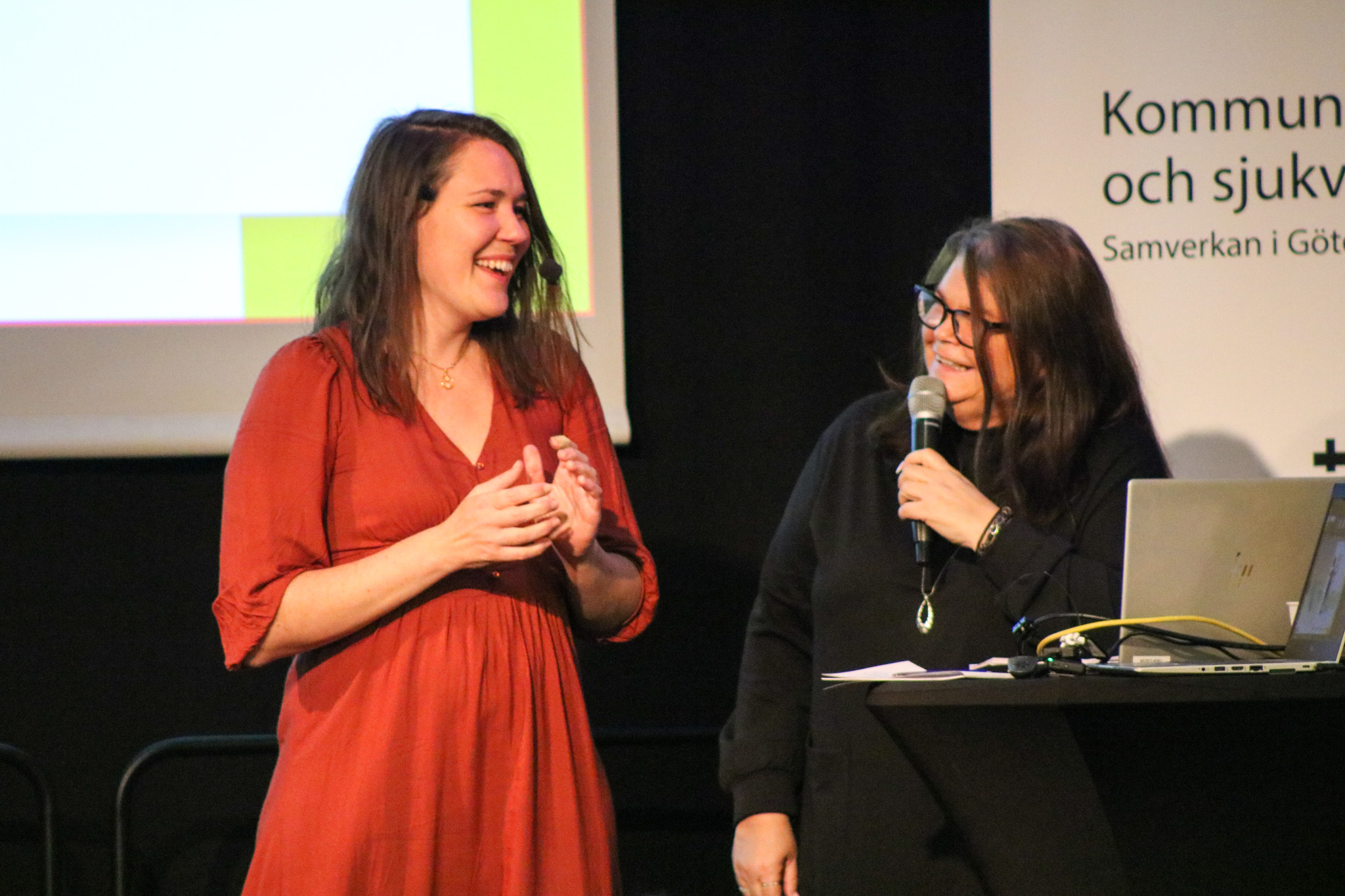 Frida och Eva på scen