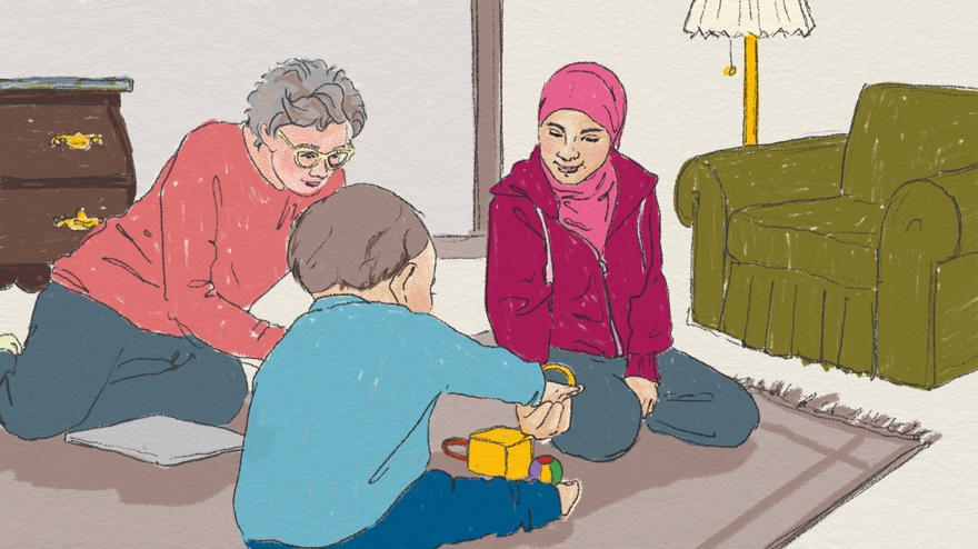Två vuxna betraktar ett litet barn som leker med leksaker på golvet