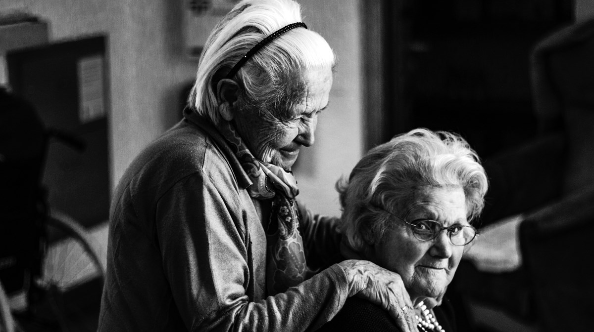 Bild på två äldre kvinnor