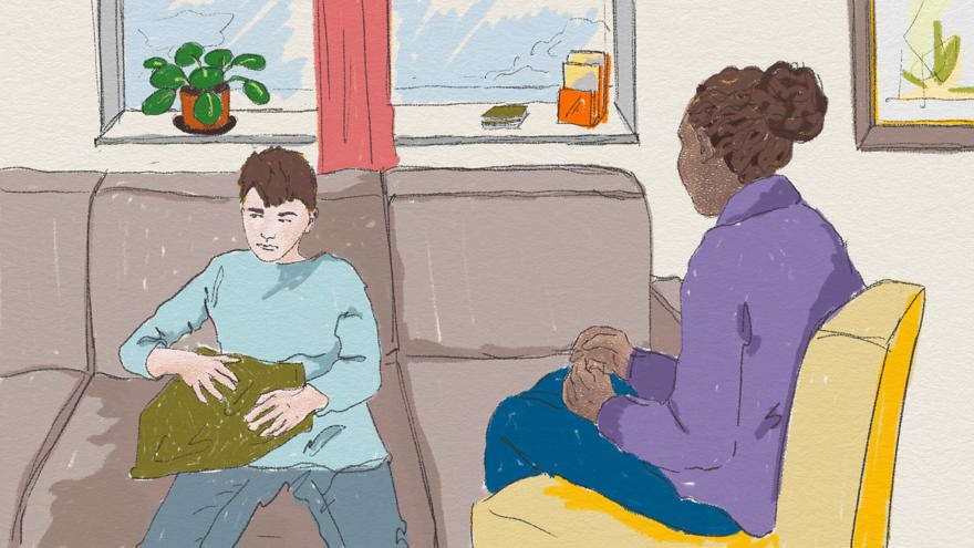 En ungdom ser nedstämd ut i en soffa och framför hen sitter en äldre person