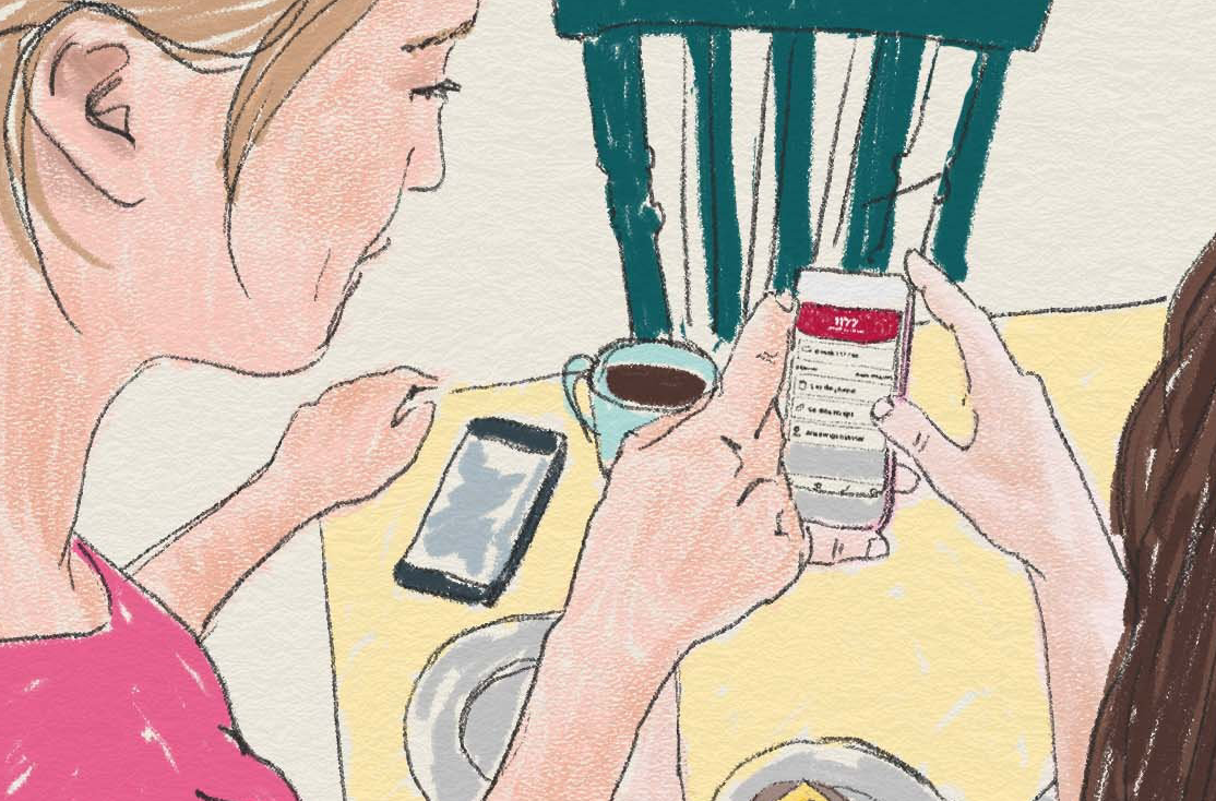 Två personer tittar på en mobil