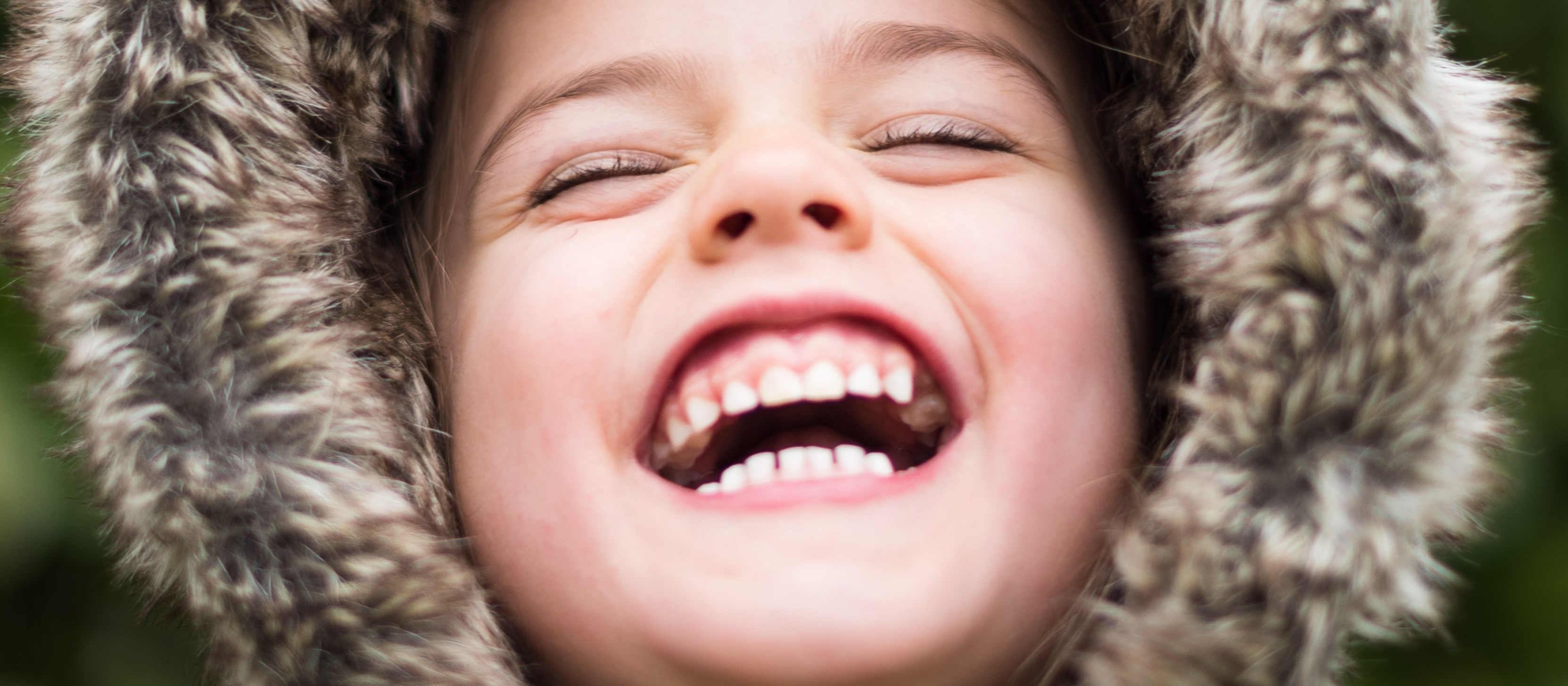 Bild på barn som ler stort