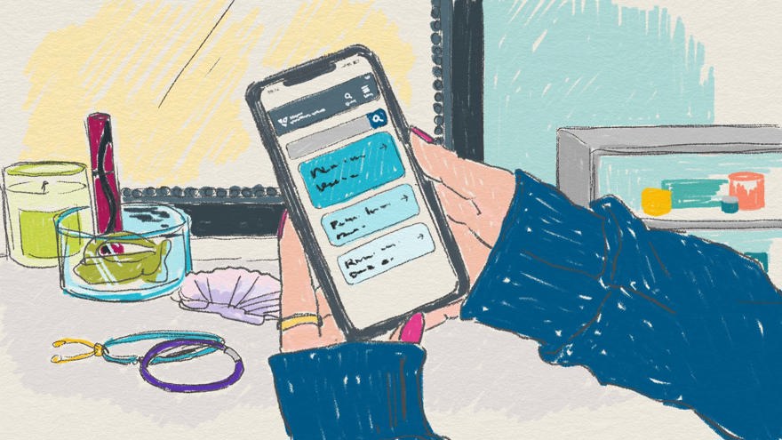 Person med ring och målade naglar håller i en mobiltelefon