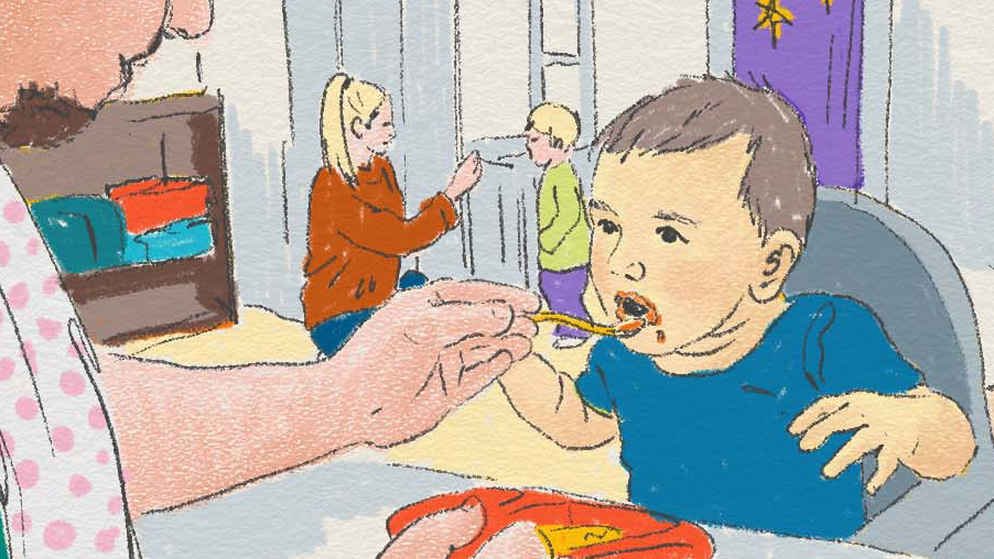 Barn blir matat med barnmat av vuxen med skägg